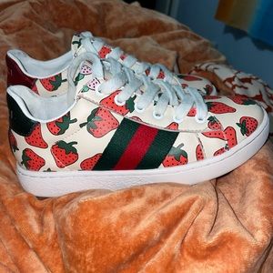 Gently used/worn Authentic girls Gucci sneakers